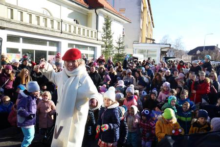 TRIJE DOBRI MOŽJE, ROMANA KRAJNČAN IN JELENI PRIREDITEV PRED KULTURNIM DOMOM 28 FOTO LJUBO VUKELIČ